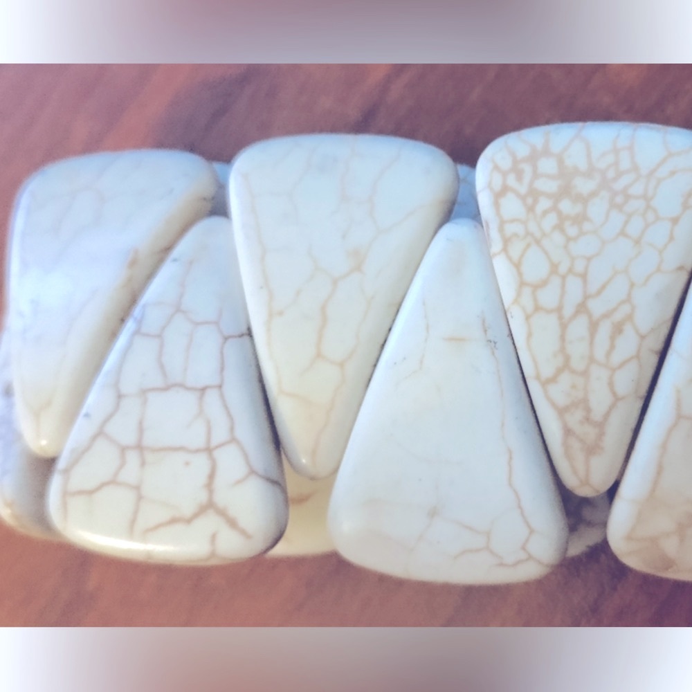 NWOT Bracelet Howlite Stone with cream, tan veined triangle beads, stretchy.